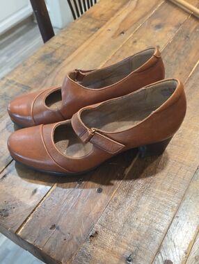 Clarks Women's Size 7.5 Artisan Rosalyn Wren Brown Leather Mary Jane Shoes Heels